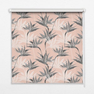 Może przedstawiać: Rzymska roleta w kolorze różowym i szarym z wzorem kwiatowym. Wzór przedstawia stylizowane kwiaty rajskie.