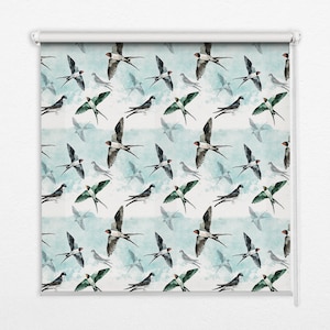 Może przedstawiać: Biała roleta z powtarzającym się wzorem akwarelowych jaskółek lecących po jasnoniebieskim niebie z białymi chmurami. Jaskółki są czarne, białe i zielone.