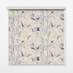 Może przedstawiać: Biała roleta z powtarzającym się wzorem niebieskich łodyg bambusa i czerwono-koronowanych żurawi na kremowym tle.