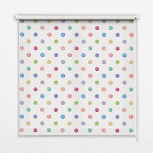 Żaluzje, rozpraszające światło i zaciemniające pomieszczenie, kolorowe kropki, niebieskie i czerwone, geometryczne, żaluzje do okien kuchennych, dekoracje okien w sypialniach