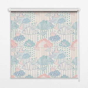 Może przedstawiać: Biała roleta z powtarzającym się wzorem niebieskich i różowych chmur, ptaków i kropel deszczu na kremowym tle.