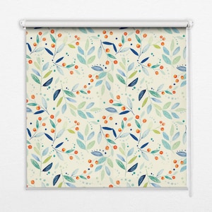 Może przedstawiać: Roleta z powtarzającym się wzorem akwarelowych liści i jagód. Liście są w odcieniach niebieskiego i zielonego, z pomarańczowymi jagodami. Tło jest w jasnobeżowym kolorze. Roleta jest zamontowana na białym mechanizmie rolkowym.