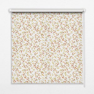 Może przedstawiać: Biała roleta z wzorem małych, kolorowych liści w odcieniach czerwieni, pomarańczy, żółci i zieleni. Liście są rozrzucone losowo po rolecie.