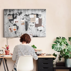 Wereldkaart op hout, reistracker, groot kurkbord, zwart-wit, push pins, print op canvas, kaart bezochte plaatsen