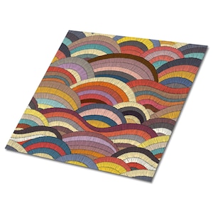 Op de afbeelding: Een kleurrijk abstract patroon met overlappende halve cirkels in tinten rood, oranje, geel, groen, blauw, paars en bruin. Het patroon lijkt op een gestileerd landschap of golven.