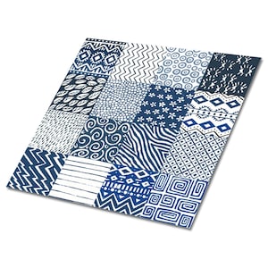 Könnte beinhalten: Eine blaue und weiße geflieste Fliese mit Patchwork-Muster. Die Fliese zeigt verschiedene geometrische und abstrakte Muster.