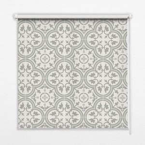 Może przedstawiać: Biała roleta z powtarzającym się wzorem stylizowanych wzorów kwiatowych w kolorze szarym i zielonym. Wzór przypomina tradycyjny wzór płytek.
