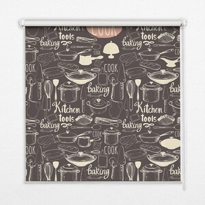 Może przedstawiać: Wzór bez szwów przedstawiający ręcznie rysowane narzędzia kuchenne i akcesoria do pieczenia na ciemnobrązowym tle. Wzór zawiera różne narzędzia, takie jak trzepaczki, szpatułki, wałki do ciasta i przybory kuchenne. Tekst "Kitchen tools", "baking" i "COOK" jest powtarzany w całym wzorze.