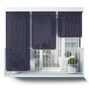 Op de afbeelding: Een balkon met een wit hekwerk en drie donkerblauwe zonwering met een wit sterrenbeeldpatroon. De zonwering is naar beneden getrokken en het balkon is leeg.