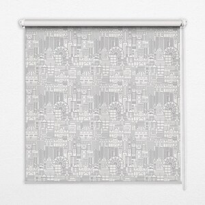 Może przedstawiać: Roleta z powtarzającym się wzorem panoramy miasta w odcieniach szarości i bieli. Projekt obejmuje różne budynki, wieże i elementy architektoniczne, tworząc szczegółową miejską estetykę. Roleta jest zamontowana na białym mechanizmie rolkowym.