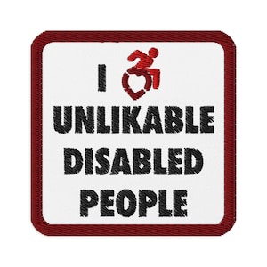 Könnte beinhalten: Gestickter Aufnäher mit weißem Hintergrund und rotem Rand. Der Aufnäher zeigt den Text "I UNLIKABLE DISABLED PEOPLE" in Schwarz, mit einer roten Grafik einer Person im Rollstuhl darüber.