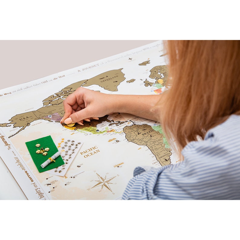 Плакат с фильмами со стирающим покрытием. Карты discovery. Карты discovery. Discover credit card. Скретч карта.