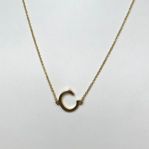 Collar con inicial de tamaño mediano con letra C fabricado en latón con baño de ORO de 20 kt HECHO A MANO - Minimalista - De lado - Alfabeto - Regalo - Letra única