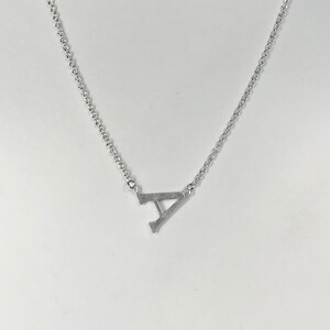 Collar con inicial de tamaño mediano con letra A, fabricado en latón con baño de RODIO HECHO A MANO - Minimalista - De lado - Alfabeto - Regalo - Letra única