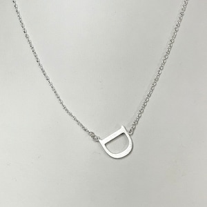Colar inicial letra D tamanho médio, feito de latão com banho de ródio FEITO À MÃO - Minimalista - Lateral - Alfabeto - Presente - Letra única
