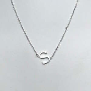 Collar con inicial de tamaño mediano con la letra S, fabricado en latón con baño de RODIO HECHO A MANO - Minimalista - De lado - Alfabeto - Regalo - Letra única