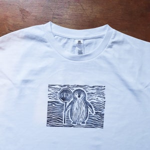 Pinguin sagt Stop Linoldruck T-Shirt