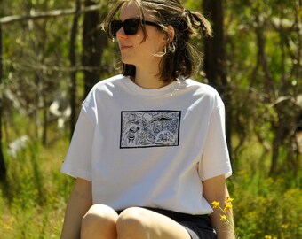 Könnte beinhalten: Weißes T-Shirt mit einem schwarz-weißen Grafikdruck. Der Druck zeigt eine detaillierte Illustration einer Biene, Sonne und anderer Elemente. Das T-Shirt ist ein klassischer Rundhalsausschnitt.