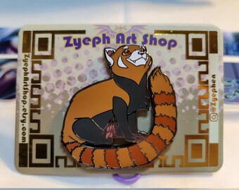 Puede incluir: Un pin de esmalte de panda rojo con un cuerpo negro y una cola enroscada. El pin está sobre un fondo blanco con detalles dorados y el texto "Zyepth Art Shop" y "@Zyephen".