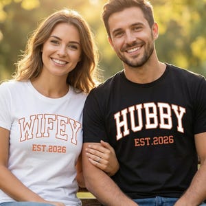 Hubby Wifey Est 2026 Sublimeringsdesign Matchande Par SVG Man och Hustru Sublimeringspaket Hubby och Hustru SVG Set Parskjorta Png