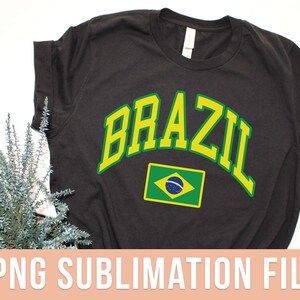 Pu&ograve; includere: T-shirt grigio scuro con la scritta "BRAZIL" in lettere arcuate gialle e verdi. Sotto, una piccola bandiera brasiliana. File di sublimazione PNG.