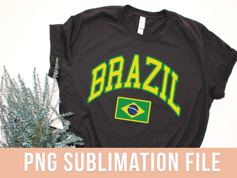 Pu&ograve; includere: T-shirt grigio scuro con la scritta "BRAZIL" in lettere arcuate gialle e verdi. Sotto, una piccola bandiera brasiliana. File di sublimazione PNG.