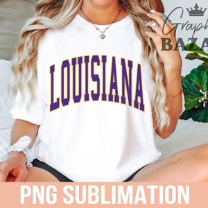 Puede incluir: Camiseta blanca con la palabra "LOUISIANA" en letras moradas. El texto est&aacute; arqueado en la parte delantera. Las palabras "PNG SUBLIMATION" est&aacute;n impresas en la parte inferior de la imagen.