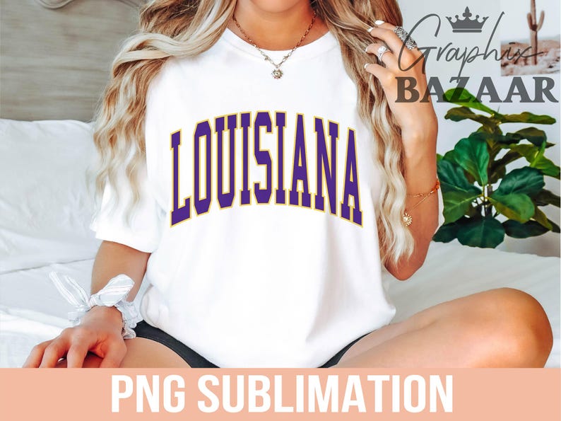 Puede incluir: Camiseta blanca con la palabra "LOUISIANA" en letras moradas. El texto est&aacute; arqueado en la parte delantera. Las palabras "PNG SUBLIMATION" est&aacute;n impresas en la parte inferior de la imagen.