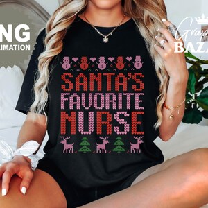 Puede incluir: Camiseta negra con un dise&ntilde;o navide&ntilde;o festivo. La camiseta presenta el texto "SANTA'S FAVORITE NURSE" en un estilo de punto, con mu&ntilde;ecos de nieve, renos y &aacute;rboles de Navidad. Es una impresi&oacute;n por sublimaci&oacute;n.