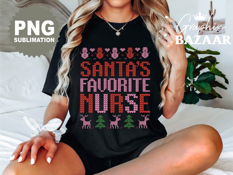 Puede incluir: Camiseta negra con un dise&ntilde;o navide&ntilde;o festivo. La camiseta presenta el texto "SANTA'S FAVORITE NURSE" en un estilo de punto, con mu&ntilde;ecos de nieve, renos y &aacute;rboles de Navidad. Es una impresi&oacute;n por sublimaci&oacute;n.