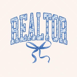 Può includere: Un design grafico con la parola "REALTOR" in stampa floreale blu, arcuata in alto. Un fiocco di nastro blu è centrato sotto. Lo sfondo è color crema chiaro con un sottile motivo a rombi.