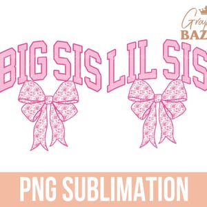 以下が含まれることがあります： 「BIG SIS」と「LIL SIS」の文字がバブルレターフォントで描かれたピンク色のグラフィックデザイン。各単語の下には花の弓があります。「PNG SUBMLIMATION」の文字が下部にあります。