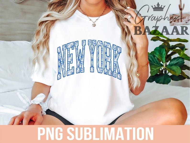 Puede incluir: Camiseta blanca con un gr&aacute;fico "NEW YORK" estampado en azul y blanco. Dise&ntilde;o de sublimaci&oacute;n PNG.