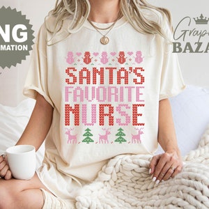 Puede incluir: Camiseta color crema con un dise&ntilde;o festivo. La camiseta presenta el texto "SANTA'S FAVORITE NURSE" en una fuente pixelada con tem&aacute;tica navide&ntilde;a. Los mu&ntilde;ecos de nieve, los renos y los &aacute;rboles de Navidad completan el dise&ntilde;o. La camiseta es una sublimaci&oacute;n PNG.