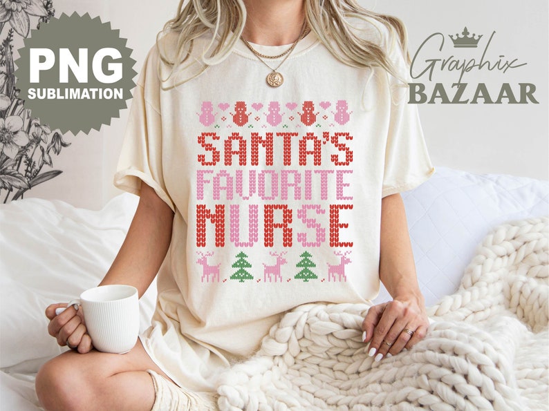 Puede incluir: Camiseta color crema con un dise&ntilde;o festivo. La camiseta presenta el texto "SANTA'S FAVORITE NURSE" en una fuente pixelada con tem&aacute;tica navide&ntilde;a. Los mu&ntilde;ecos de nieve, los renos y los &aacute;rboles de Navidad completan el dise&ntilde;o. La camiseta es una sublimaci&oacute;n PNG.