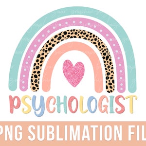 Puede incluir: Un diseño de arcoíris colorido con un corazón rosa brillante y la palabra "PSICÓLOGO" en colores pastel. El arcoíris incluye una sección con estampado de leopardo y el texto "PNG SUBLIMATION FILE" en la parte inferior.
