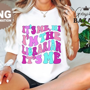 Retro Librarian PNG It&#39;s Me Hi I&#39;m the Librarian Sublimation Design School Librarian Shirt Design Funny Librarian Clipart Librarian Cut File