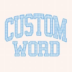 以下が含まれることがあります： 薄い青色のギンガムチェック模様で「CUSTOM WORD」という文字が、薄いクリーム色の背景に配置されています。テキストは太字で、カレッジスタイルのフォントで、パーソナライズされたデザインに最適です。