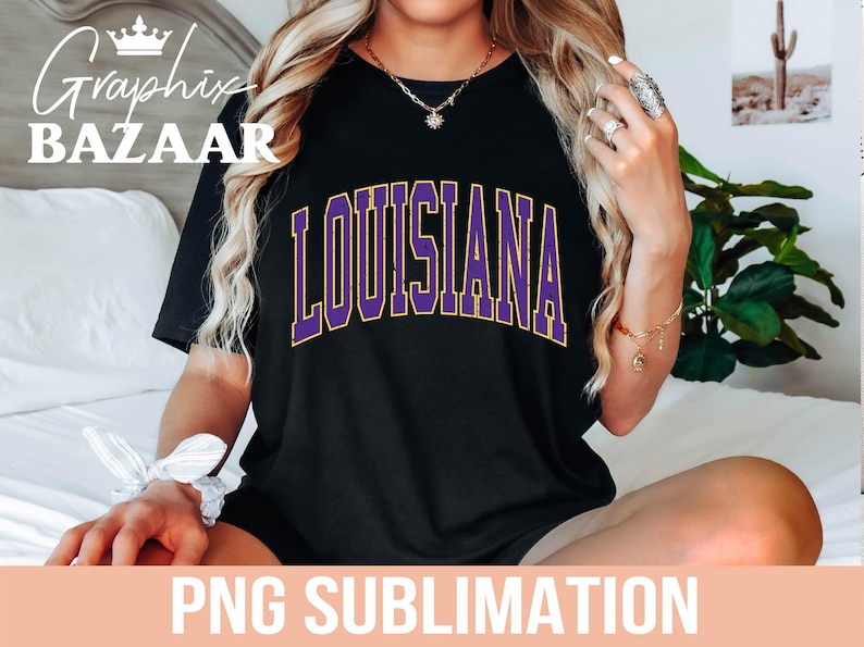 Puede incluir: Camiseta negra con la palabra "LOUISIANA" en letras de bloque moradas con contorno dorado. El texto "PNG SUBLIMATION" est&aacute; en la parte inferior de la imagen. La camiseta la lleva una persona.