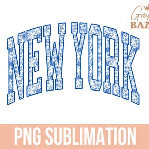 Puede incluir: Texto en azul y blanco con estampado floral que dice "NEW YORK" en una fuente en negrita de estilo universitario. El texto est&aacute; arqueado y el fondo es blanco. Sublimaci&oacute;n PNG.