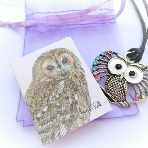 QUIRKY OWL Grand collier à pendentif avec cordon réglable long ou court – Bijoux amusants et funky faits à la main avec carte cadeau d'artiste et sac cadeau inclus
