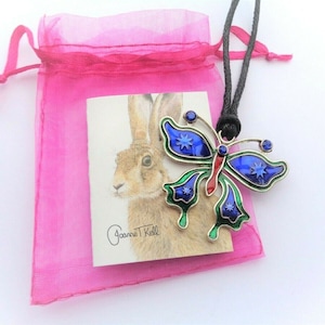ESMALTE AZUL Mariposa Collar colgante grande de cordón ajustable largo o corto - Tarjeta de regalo de artistas y bolsa de regalo incluida