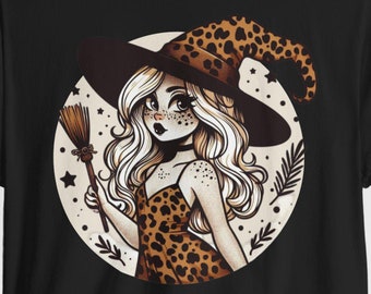 Camisa de Halloween con estampado de leopardo de bruja, camisa de bruja, leopardo de Halloween, tendencia de leopardo, atuendos de leopardo, disfraz de Halloween, bruja linda, camisetas