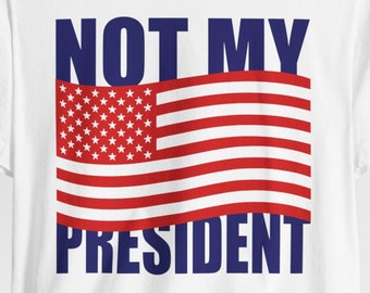 No es mi presidente, camiseta roja, blanca y azul, bandera de EE. UU. de protesta, camiseta anti Trump, no son mis creencias, no son mis valores, presidencial, elecciones de EE. UU., camiseta