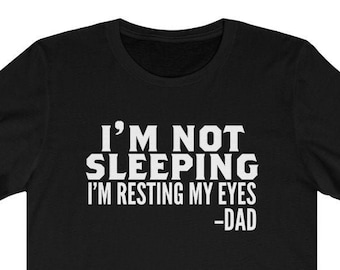 寝てないよ、目を休めてるよ Tシャツ 父の日ギフト お父さんシャツ 旦那さんへのギフト おもしろいお父さんへのギフト メンズ ジャージー 半袖 Tシャツ