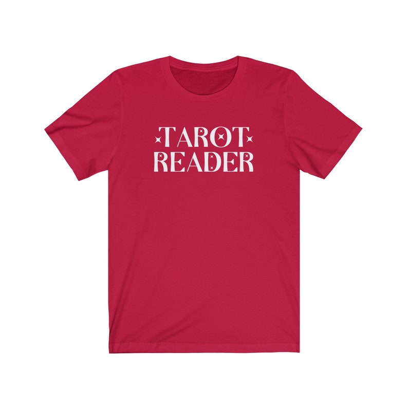 Op de afbeelding: Een rood t-shirt met de witte tekst "TAROT READER" in een gestileerd lettertype. De tekst is gecentreerd op de voorkant van het shirt. Het shirt heeft korte mouwen en een ronde hals.