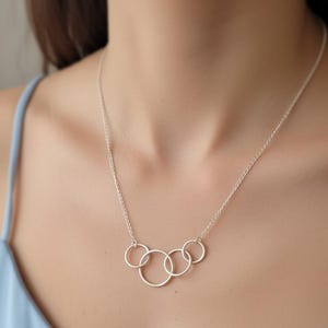 Collar de plata de 4 círculos / Cuatro anillos entrelazados Regalo de cumpleaños para hermanas y familia de 40 años / Círculos entrelazados minimalistas de plata esterlina para ella