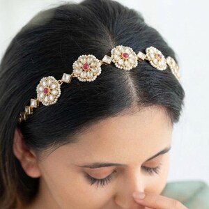 Perłowy Kundan Sheeshphool, Kwiatowa opaska ślubna Matha Patti, Indyjska biżuteria ślubna z rubinowym kamieniem, Złota ozdoba do włosów dla panny młodej, Dulhan Tikka