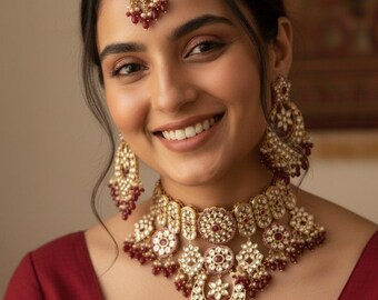 Collana, India, in oro giallo, perle, smalti e diamanti modellata a