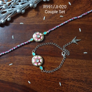 Florales Bhaiya Bhabhi Rakhi Set, Rakhi für Bruder, indisches Faden Armband, Feiern Raksha Bandhan mit traditioneller Paar Rakhi Geschenkkarte